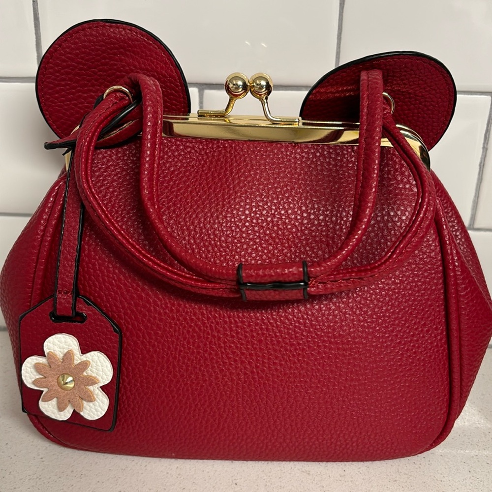 Kiss lock vegan leather bag by @arletroguez